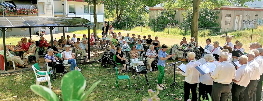 Hofkonzert am Bruno-Beye-Ring: Der Volkschor Magdeburg hatte einen Auftritt vor den Senioren. Einige von diesen wiederum sind selbst beim Singen aktiv: Nach der Corona-Pause trifft sich jetzt nämlich wieder der Singkreis der Einrichtung.