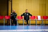 Bundestrainer Alfred Gislason und Co-Trainer Erik Wudtke (l) sitzen auf einer Auswechselbank.