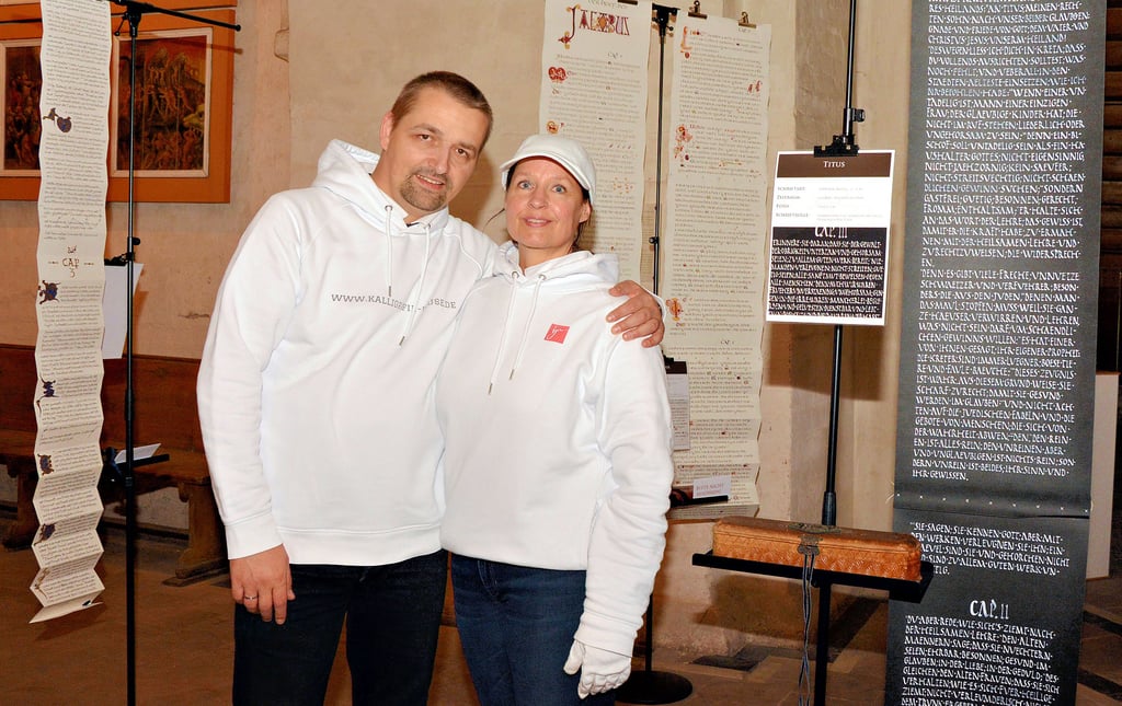 Gemeinsam mit ihrem Mann Jan Arne baute Antje Müller aus Bremen am Sonnabend die Kalligrafie-Ausstellung in der Seehäuser Petrikirche auf. Wer das Neue Testament für sich einmal anders entdecken will, kann das während der Öffnungszeiten der Offenen Kirche in aller Ruhe tun.