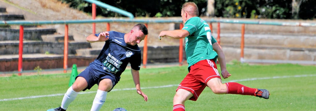 Philipp Metting (links) von der TSG Calbe beeindruckte – wie einige andere Nachwuchskicker – im Testkick gegen den Landesligisten MSV Börde den Calbenser Trainer Marcel Würlich.