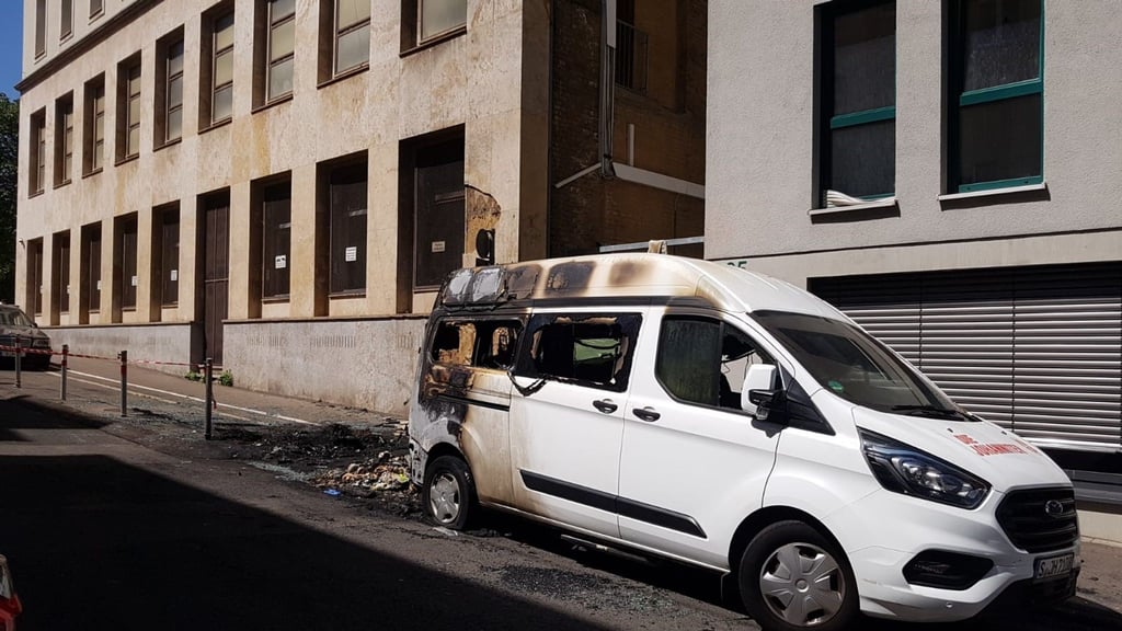 Ein ausgebranntes Auto vor dem türkischen Konsulat in Stuttgart.