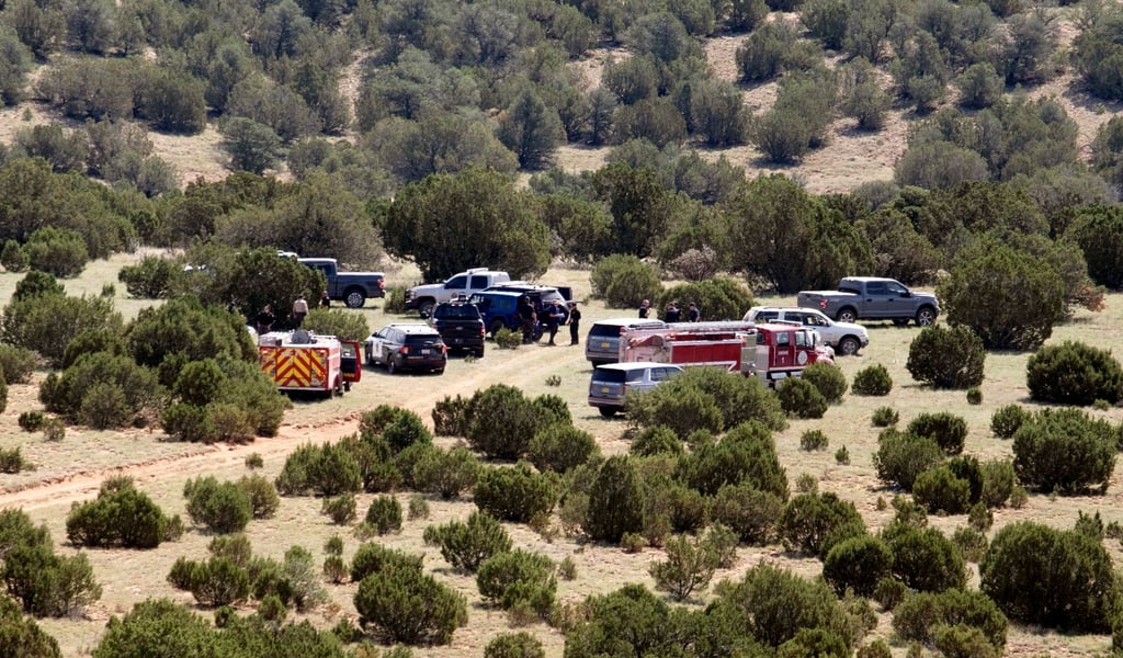 Ermittler und Ersthelfer versammeln sich an der Absturzstelle eines Hubschraubers in der Nähe von Las Vegas, New Mexico.