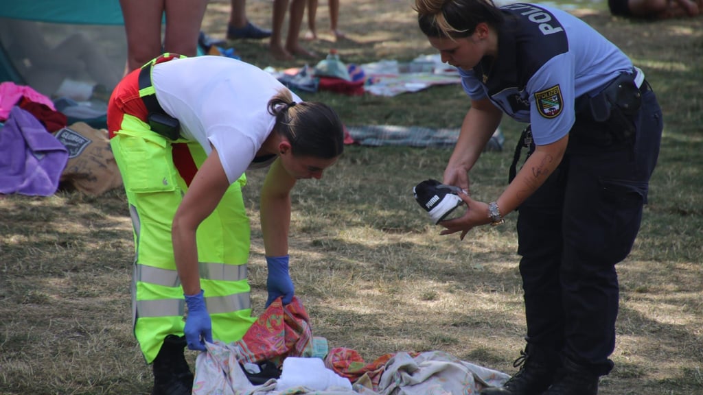 Am Saalestrand in Halle ist am Mittwoch ein Mann im Wasser verschwunden. Polizisten konnten am Saaleufer nur noch die Kleidungsstücke eines Mannes finden, der kurze Zeit vorher in der Saale untergegangen war.