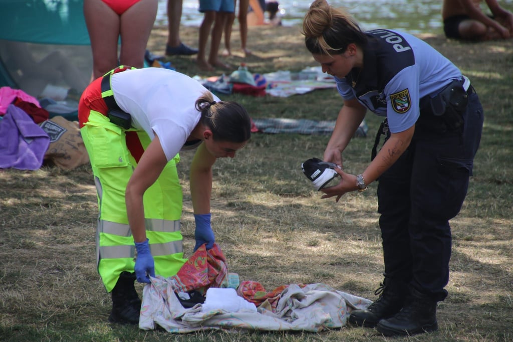 Am Saalestrand in Halle ist am Mittwoch ein Mann im Wasser verschwunden. Polizisten konnten am Saaleufer nur noch die Kleidungsstücke eines Mannes finden, der kurze Zeit vorher in der Saale untergegangen war.