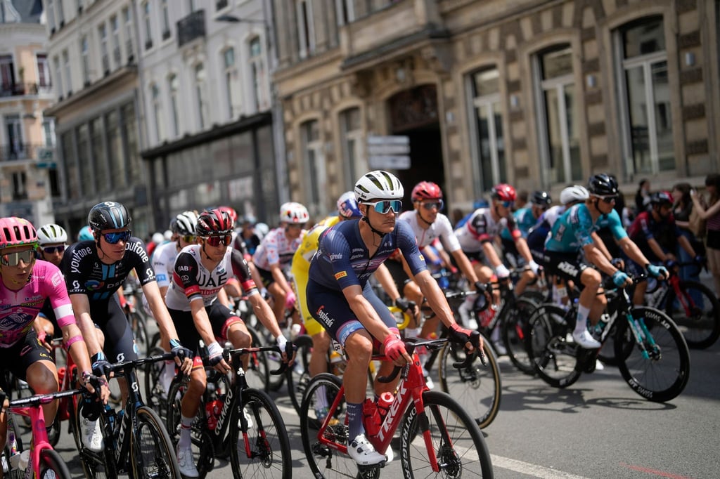 Musste wegen eines positiven Corona-Tests bei der Tour aussteigen: Max Walscheid (vorn,M,roter Helm) in Aktion.