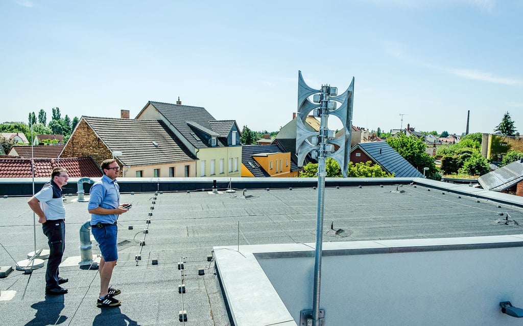 Stadtwehrleiter Ingo Künne (li.) und Bürgermeister Axel Clauß bei der Abnahme der Anlage auf dem Dach des Feuerwehrgebäudes.