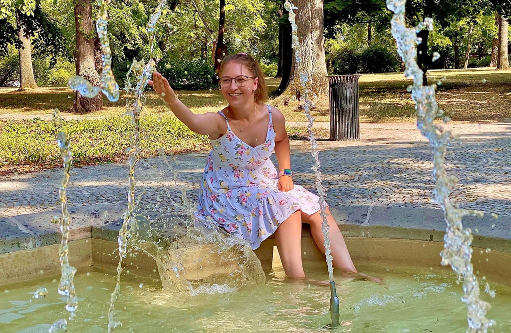 Alina Golke aus Bernburg erfrischte sich angesichts der Hitze am Mittwoch im Brunnen im Stadtpark Alte Bibel, dessen Wasser für Abkühlung sorgt.