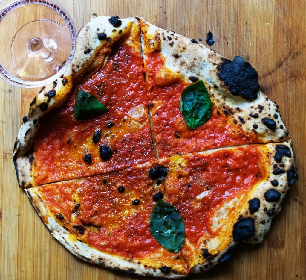 Der Sauerteigboden entsteht durch langsame Fermentation von Wasser und Mehl. Er schmeckt dadurch aromatischer als Hefeteig.