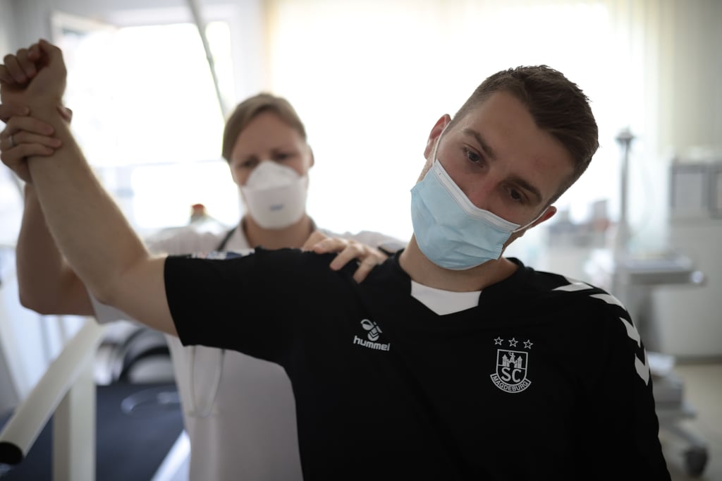 Wertvolles Arbeitswerkzeug: Die rechte Schulter von Linksaußen Lukas Mertens wird auf ihre Funktionalität geprüft.