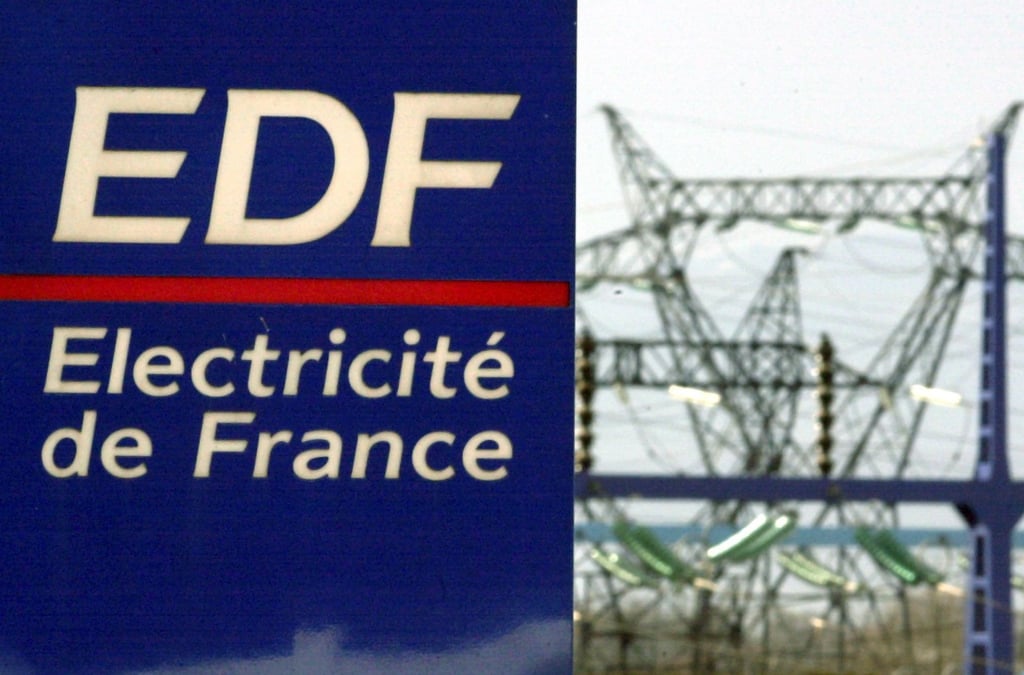 Ein Schild des französischen Stromkonzerns EdF (Electricite de France) vor dem Umspannwerk eines Wasserkraftwerkes der EdF bei Neuf-Brisach im Elsaß, aufgenommen am 07.02.2007.