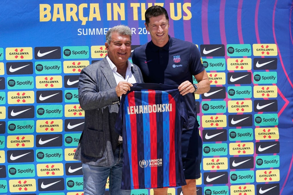 Joan Laporta (l), Präsident des FC Barcelona, stellt den neuen Stürmer Robert Lewandowski vor.