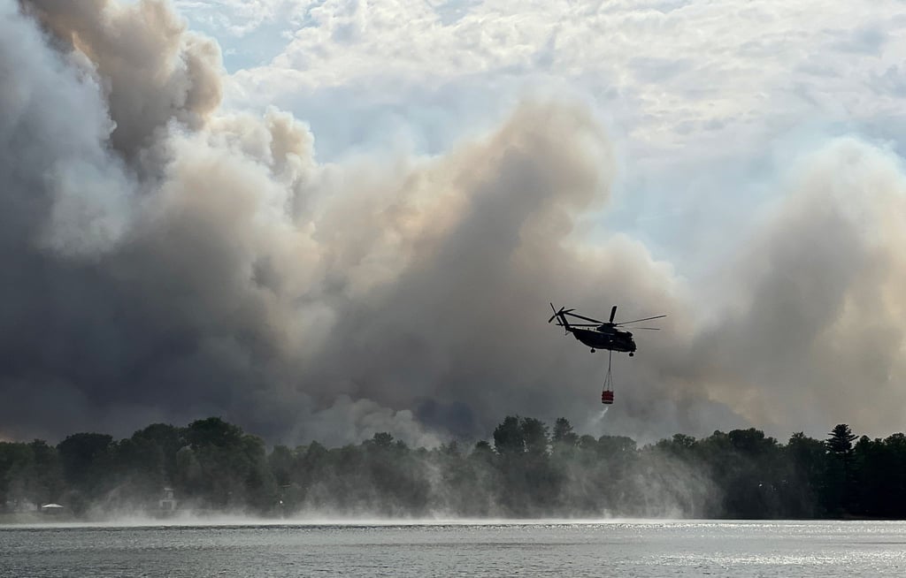 Ein Löschhubschrauber im Einsatz.
