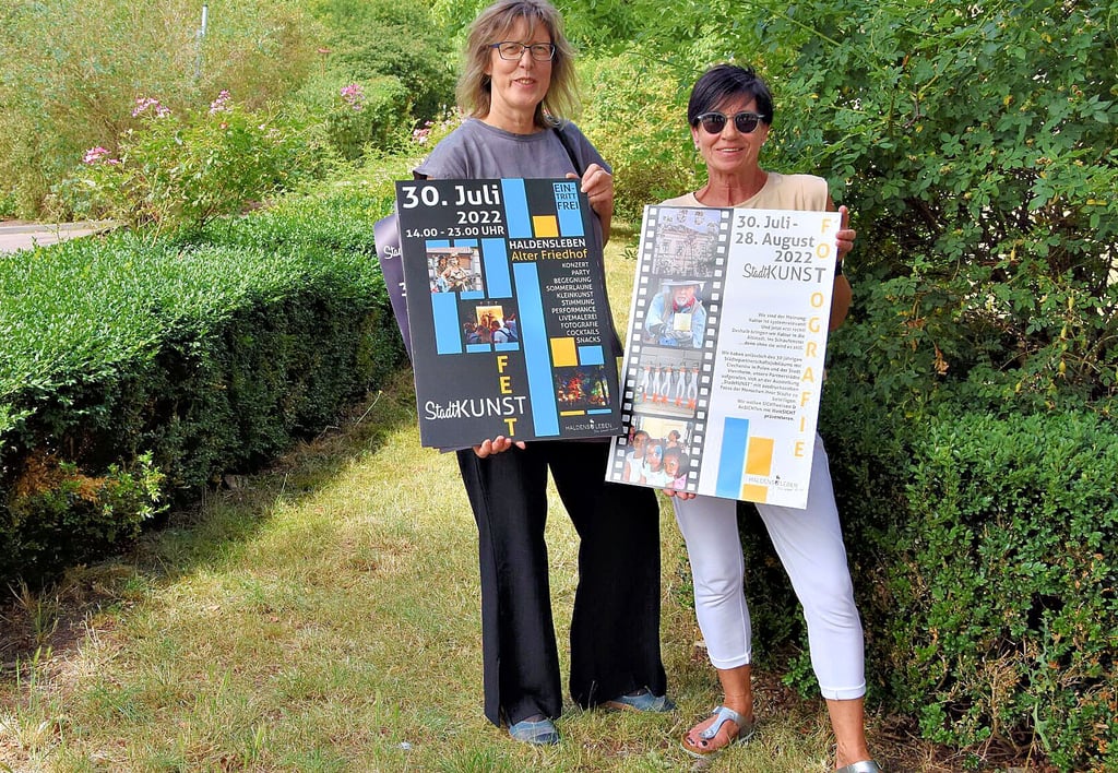 Astrid Seifert (li.) und Petra Huth von der Kulturabteilung der Stadt Haldensleben bereiten Das Stadtkunstfest vor.