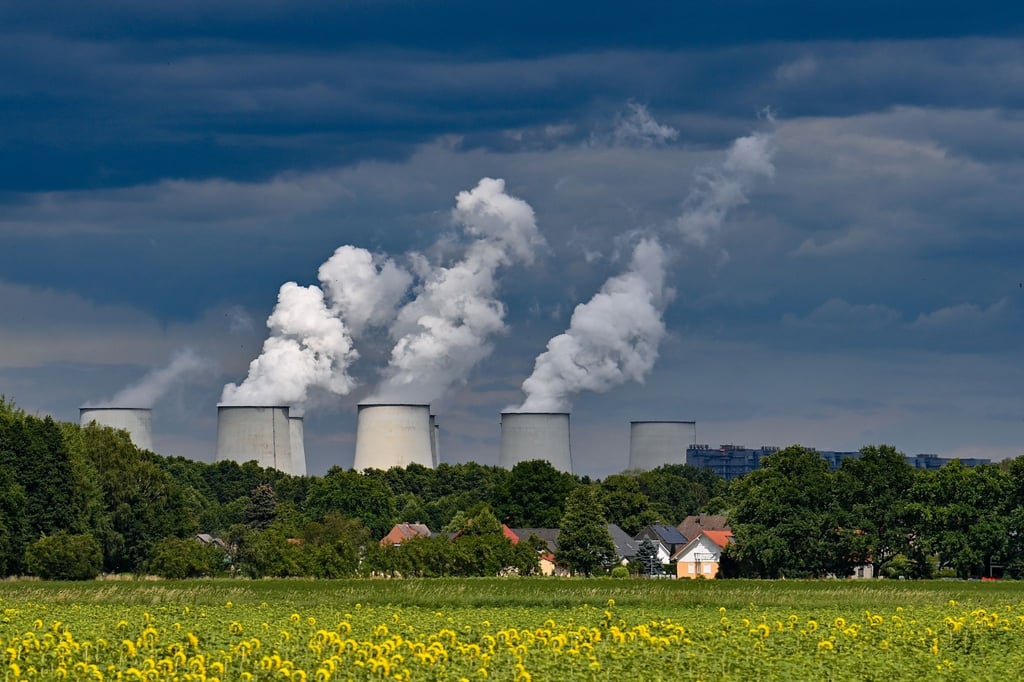 Wasserdampf steigt aus den Kühltürmen des Braunkohlekraftwerks Jänschwalde der Lausitz.