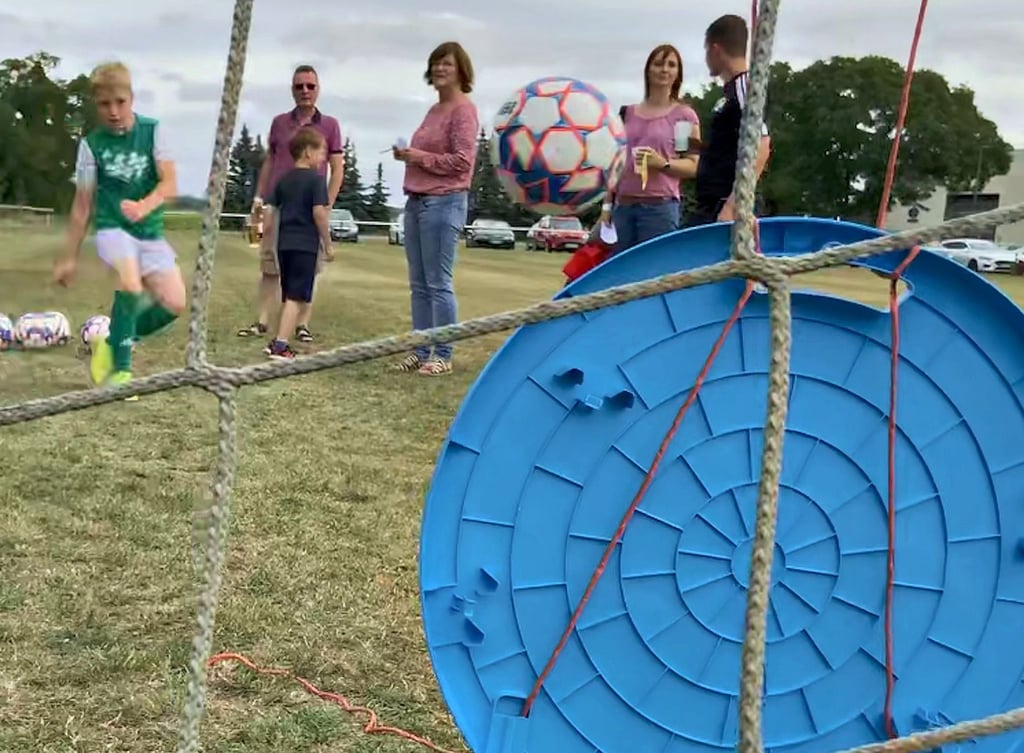 Torwandschießen, improvisiert nach der Methode Paul Pflug, beim Heimatfest in Linda.
