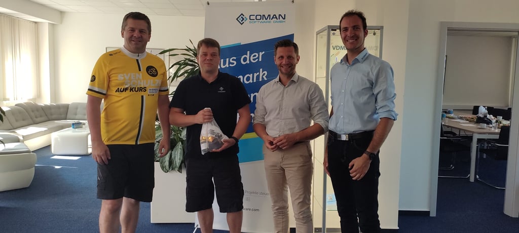Wirtschaftsminister Sven Schulze, Coman-Geschäftsführer Sven Kägebein und Timur Ripke, Coman-Marketingleiter Mats-Milan Müller (v.l.n.r.)