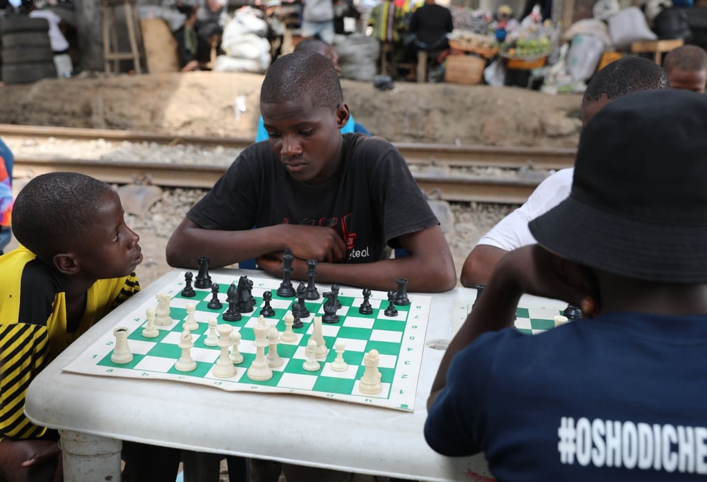 Der 15-Jährige Junior Monday bei einem Treffen der Organisation „Chess in Slums“ im nigerianischen Lagos.