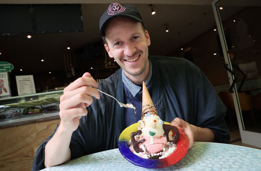 Der Autor Leonhard Hieronymi isst ein Pinocchio-Eis bei einem Interview im Eiscafe Dante in Hamburg. Leonhard Hieronymi hat immer wieder den gleichen Eisbecher bestellt: Pinocchio-Eis.
