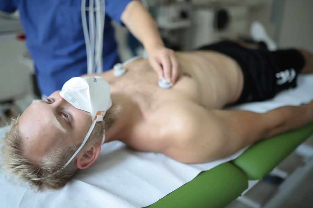 Auch die Kontrolle der Vitalfunktionen der Organe – hier bei Matthias Musche – gehört dazu.