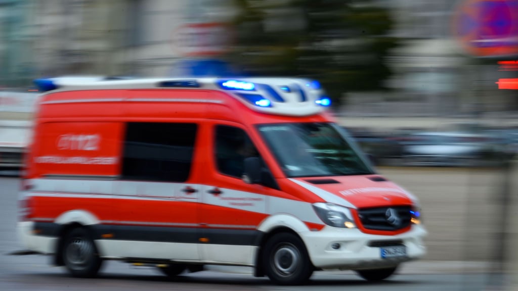 Der E-Bike-Fahrer musste schwer verletzt ins Krankenhaus gebracht werden.