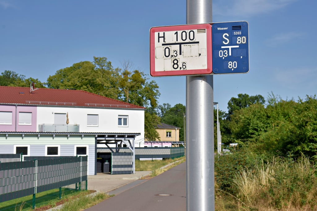 Schilder „Am Biederitzer Busch“ im Friedensweiler weisen auf den Abstand zum nächsten Hydranten hin.