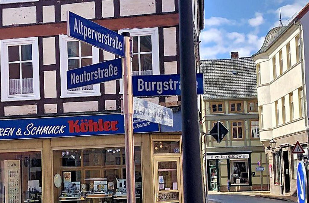 Kann man machen: Straßennamensschilder in Salzwedels Altstadt zeigen in andere Richtungen.