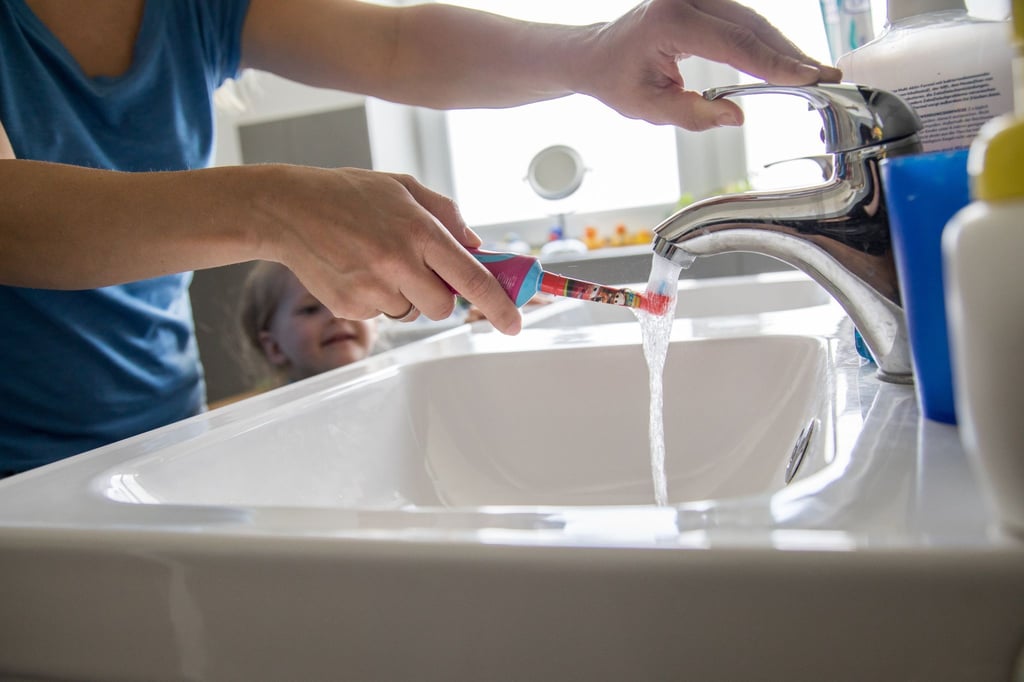 Gut geputzt, gut geschützt vor Karies: Bei vielen Kinderzahncremes ist allerdings Luft nach oben, was den Fluoridgehalt angeht.