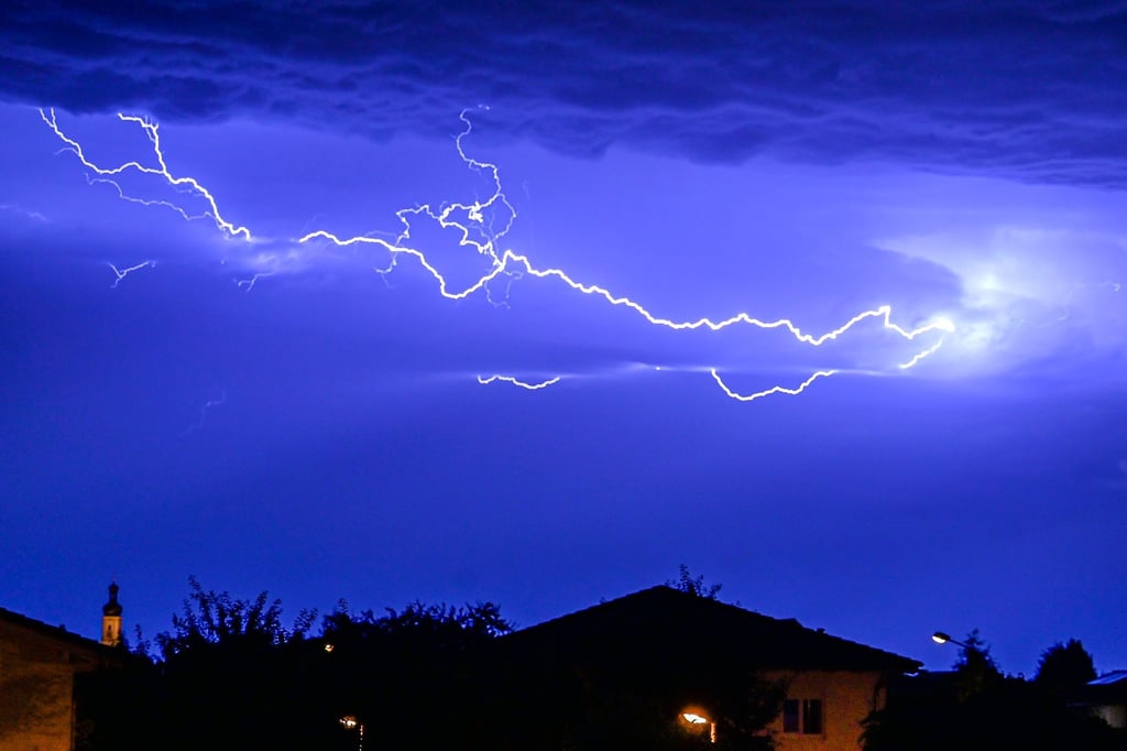 Wenn feuchtwarme und kalte Luftströme aufeinander treffen, baut sich am Himmel eine statische Spannung auf, die sich in einem Blitz entlädt. Darin kann die Temperatur 30.000 Grad Celsius erreichen.