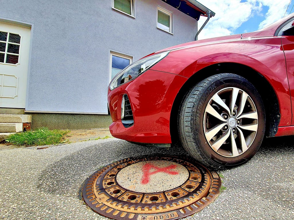 Klappernde Gullydeckel können nervtötend sein – wie in der Schützenstraße in Benzingerode. Dort sind alle defekten Gullys mit „A“ wie Austausch markiert.
