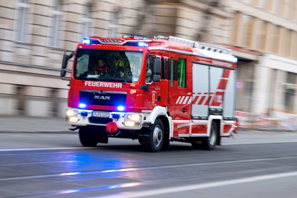 Ein Feuerwehrfahrzeug ist mit Blaulicht auf Einsatzfahrt.