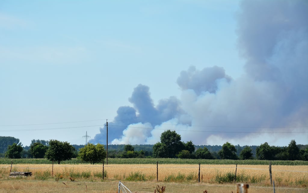Bis nach Gardelegen war der Brand bei Piplockenburg im Drömling am Mittwoch zu sehen. Es war nur einer von vielen Waldbränden in dieser Woche.