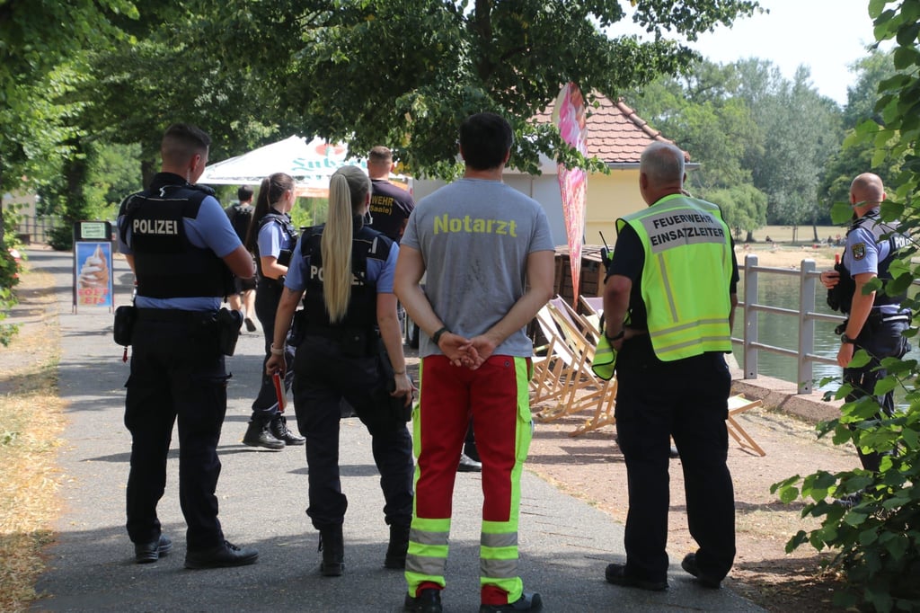Polizeieinsatz am Riveufer der Saale in Halle