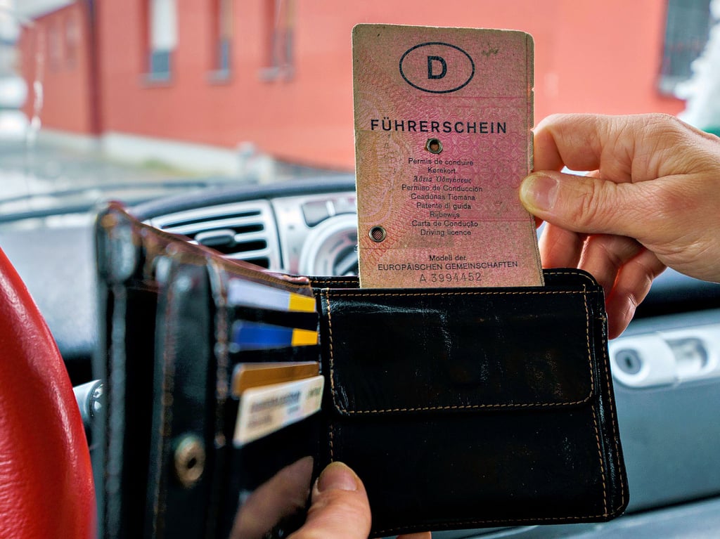 Wer seinen alten „Lappen“ gegen einen neuen Führerschein im Kartenformat umtauscht, sollte genau prüfen, ob alle Angaben stimmen. Mitunter ist es im Salzlandkreis zu Fehlern beim Umtausch gekommen.