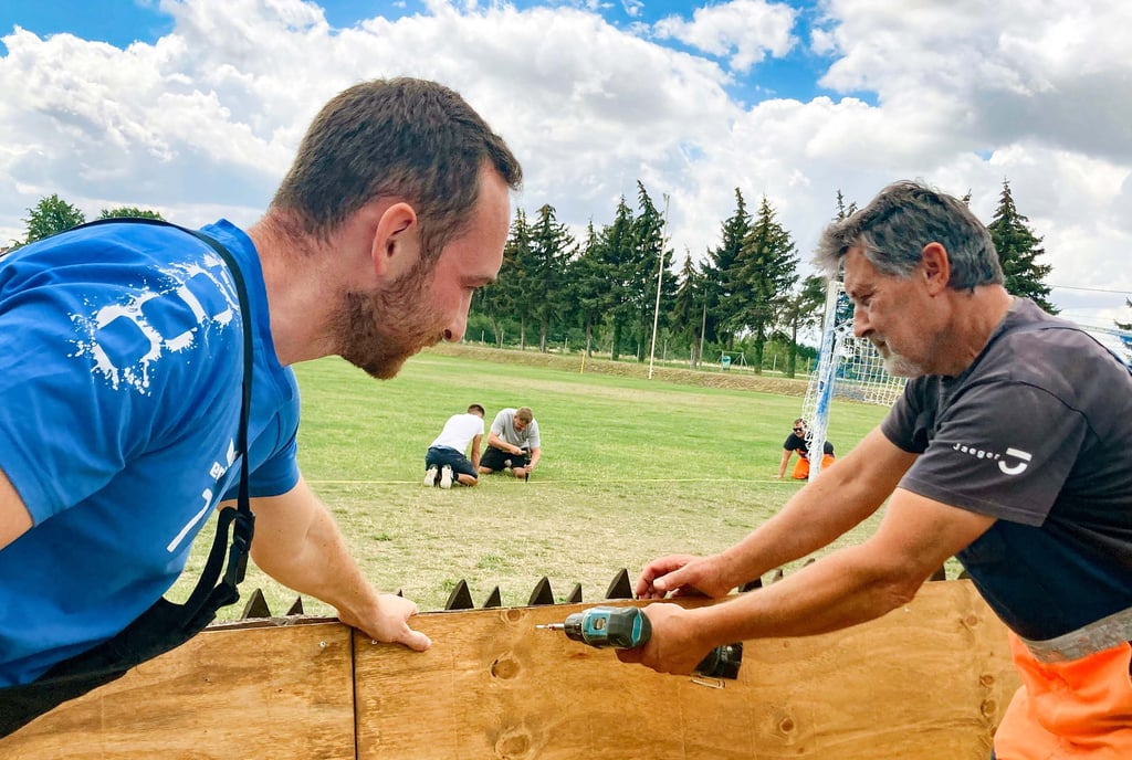 Marcel Mlejnek (links) und sein Vater Frank Mlejnek absolvierten am Samstag mit einigen anderen Vereinsmitliedern den nächsten Arbeitseinsatz auf dem Pobziger Sportplatz, der am 6. August offiziell eingeweiht wird.