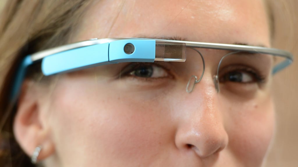 Bereits 2013 zog Google bei seiner umstrittenen Datenbrille Google Glass offiziell den Stecker. Nun soll der öffentliche Test eines neuen Prototyps erfolgen.