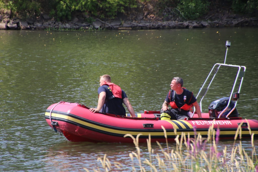 Die Rettungskräfte suchen in der Saale in Halle nach der vermissten Person.