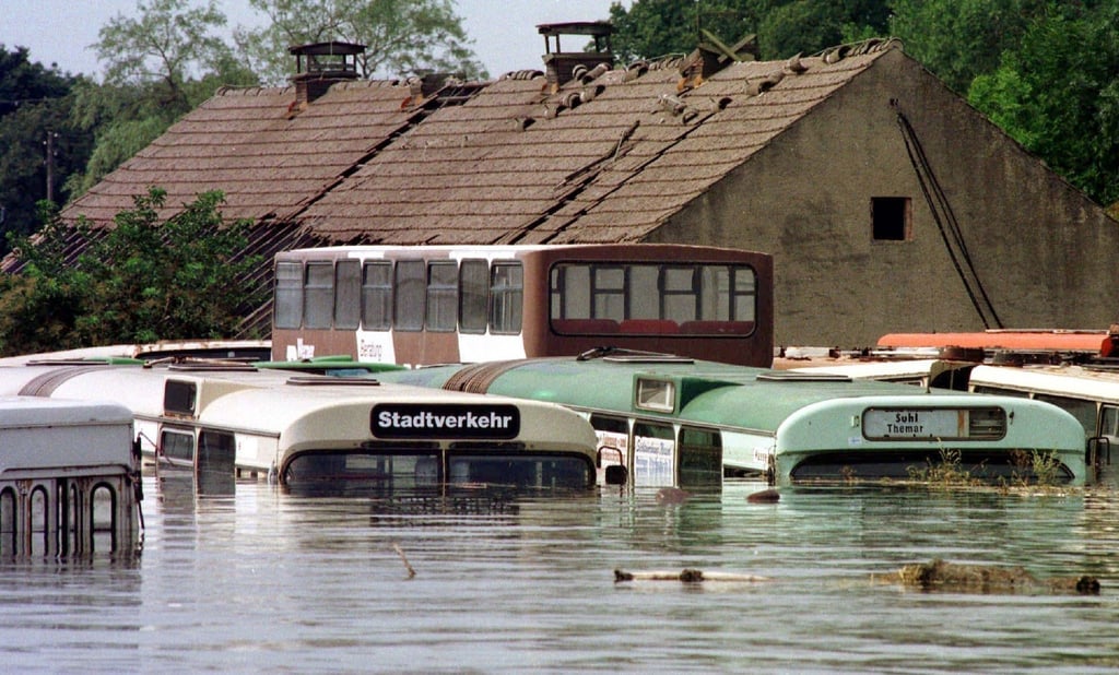Fast bis zum Dach unter Wasser stehen Busse in der vom Oderhochwasser überfluteten Thälmann-Siedlung.