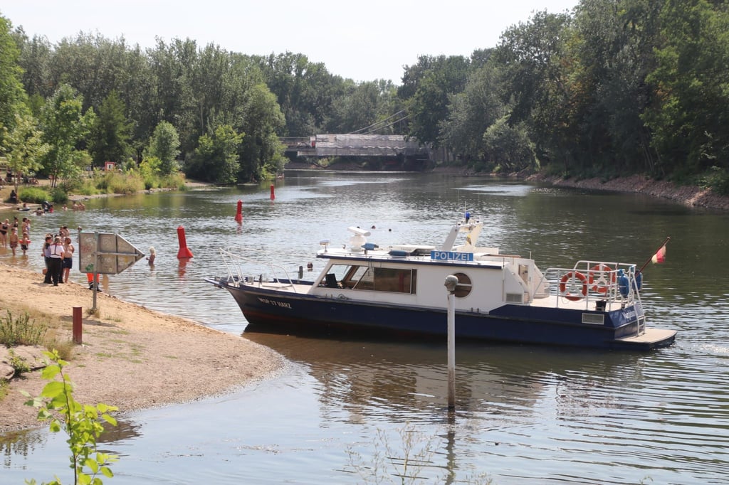 Ein Polizeiboot ist am Saalestrand des Riveufers in Halle angekommen.