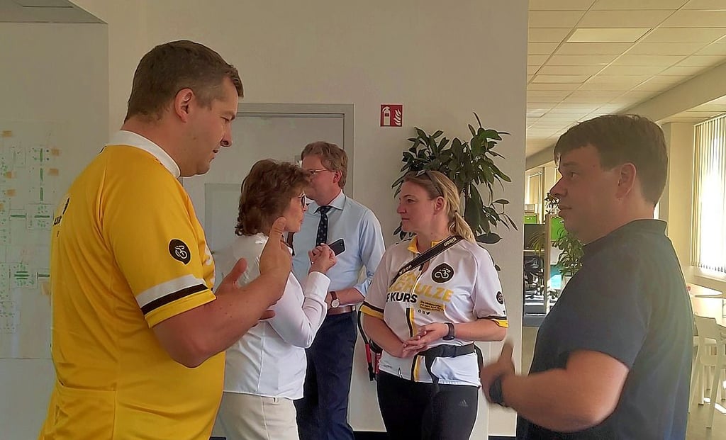 Radler und Wirtschaftsminister Sven Schulze (links) im Gespräch mit Coman-Geschäftsführer Sven Kägebein (rechts).
