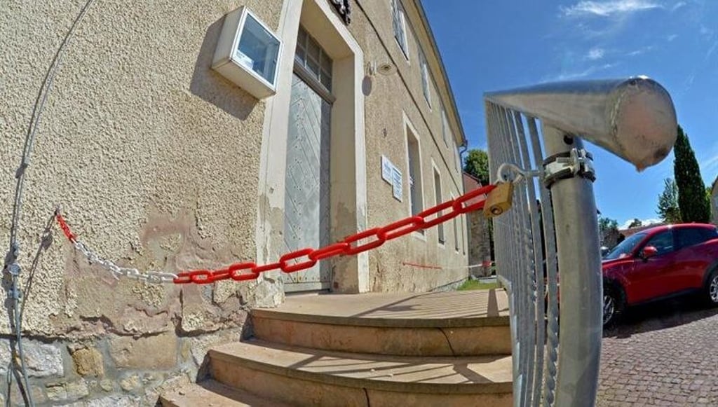 Erst mit Flatterband und nun mit Ketten wird die defekte Treppe am Ärztehaus seit einem halben Jahr abgesperrt.