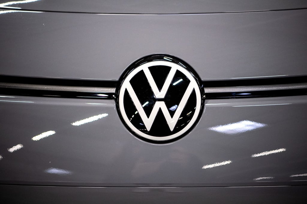 Das Logo von Volkswagen an einem Elektroauto.