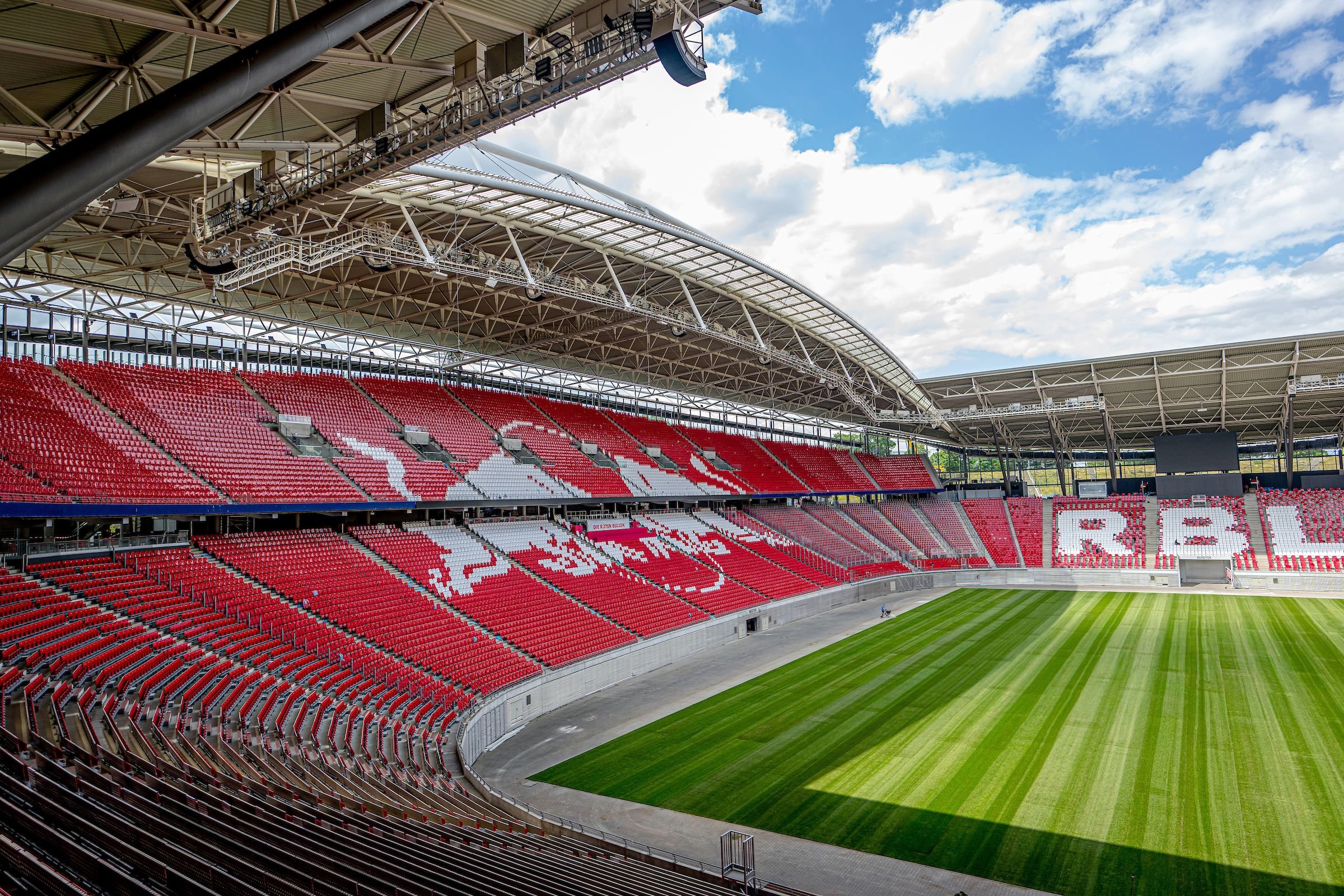 Liverpool-Debüt: Red-Bull-Arena Erstmals Mit RB-Logo Und In Vereinsfarben