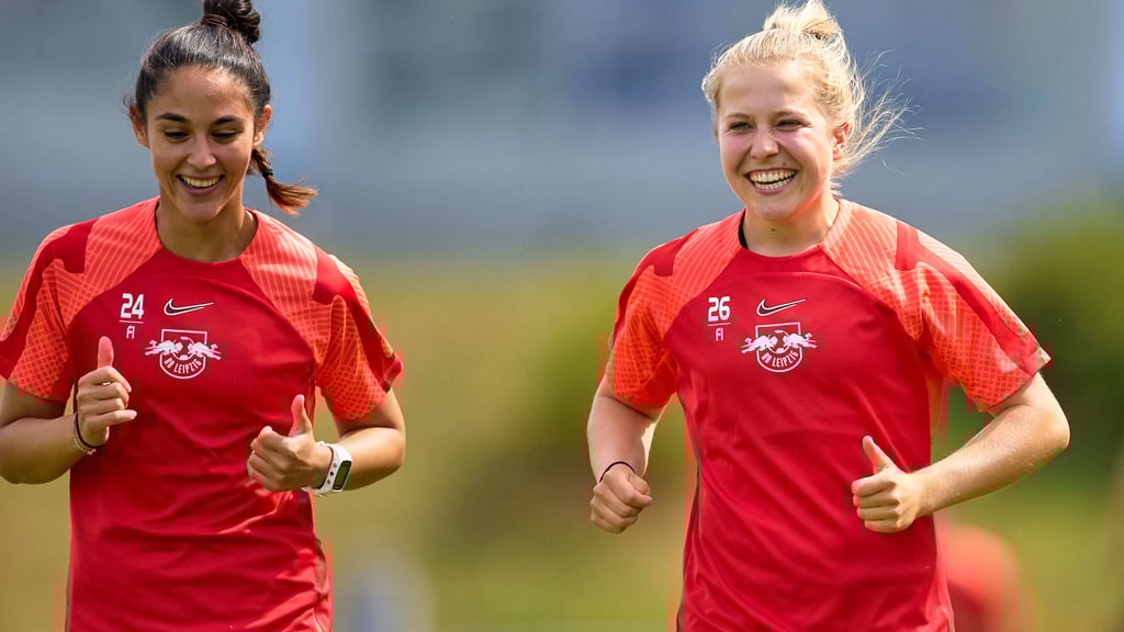 Die Neuzugänge Fatma Sakar (l.) und Luca Graf beim Trainingsauftakt.