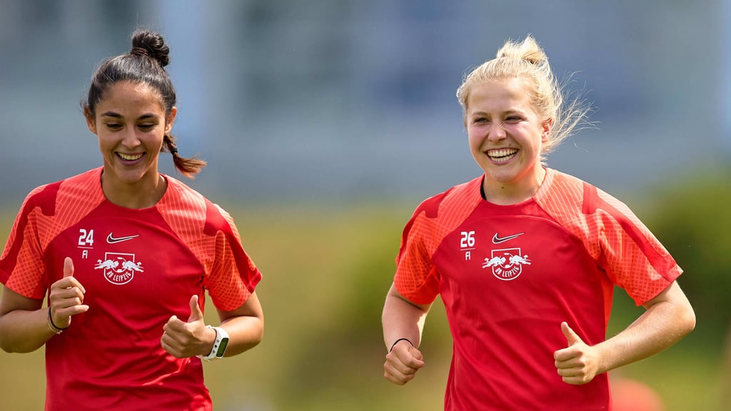 Die Neuzugänge Fatma Sakar (l.) und Luca Graf beim Trainingsauftakt.