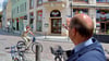 Immer freundlich und höflich: Oberbürgermeister Klaus Schmotz winkt einem Radfahrer zu, der ihn grüßt und alles Gute für seinen Lebensabschnitt als Pensionär wünscht, hier ist es Dieter Bergmeier aus der Hansestadt Stendal. 
