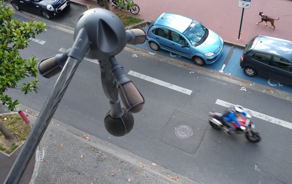 Ein Lärm-Blitzer von Bruitparif wird in Frankreich getestet. Um besonders laute Auto- und Motorradfahrer auszumachen, werden auch in Nordrhein-Westfalen Lärm-Blitzer gefordert.