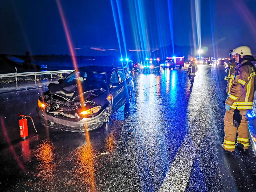 Rettungskräfte stehen auf der Autobahn 6 neben dem Autowrack: Ein Autofahrer ist bei einem Unfall infolge eines Gewitterregens auf der A6 in Richtung Nürnberg ums Leben gekommen.