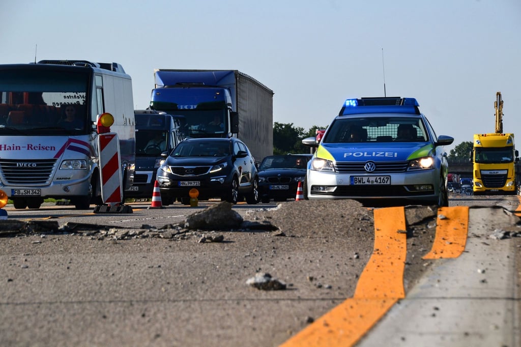 Mondlandschaft auf der Autobahn: Bestimmte Fahrbahnoberflächen können bei Hitze aufplatzen.