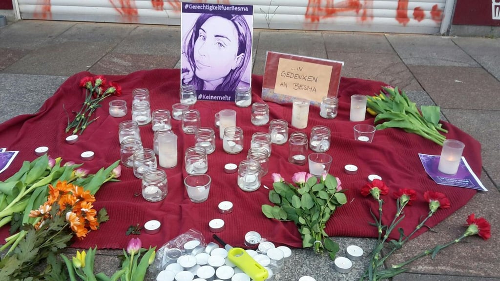 Die Initiative gegen Femizide begleitet den Mordprozess gegen den Ehemann der getöteten Besma A. aus Einbeck. Die Aktivistinnen organisierten bereits mehrere Mahnwachen vor dem Landgericht Göttingen.