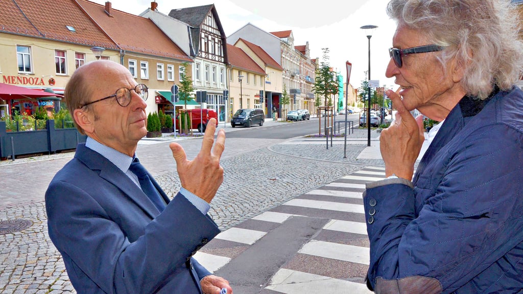 Der scheidende Oberbürgermeister Klaus Schmotz (links) und Volksstimme-Reporter Thomas Pfundtner im Gespräch am Sperlingsberg. Die neugestaltete Straße Schadewachten wird nach Ansicht des langjährigen Rathaus-Chefs an Attraktivität und Zulauf gewinnen.